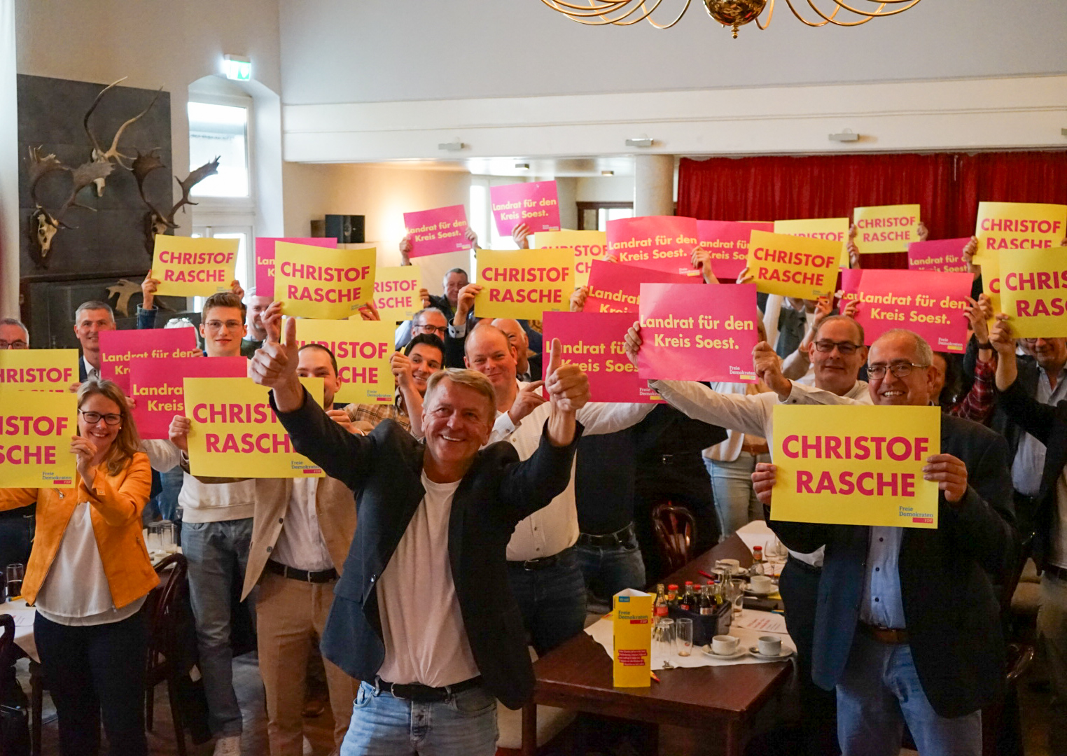 Rasche vor FDP-Mitgliedern